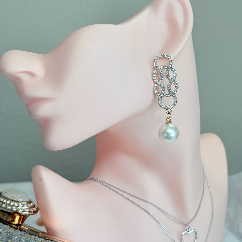 ⚜️ Vintage Design Gold and Pearl Drop Earrings